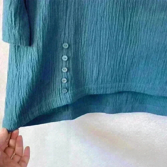 Soft Surrondings Blue 3/4 Sleeve Crinkle‎ Textured Button Accents Tunic Size L - Picture 7 of 14